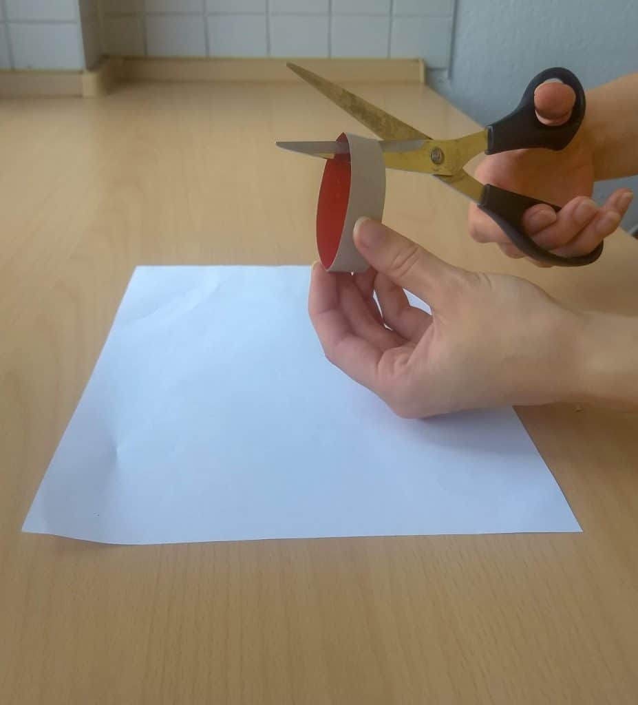 Bild vom Aufschneiden eines Streifens der Klopapierrolle