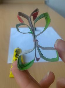 Bild eines Schmetterlings mit Gummi umwickelt