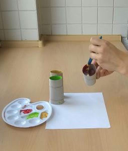 Bild vom Anmalen der leeren Klopapierrollen