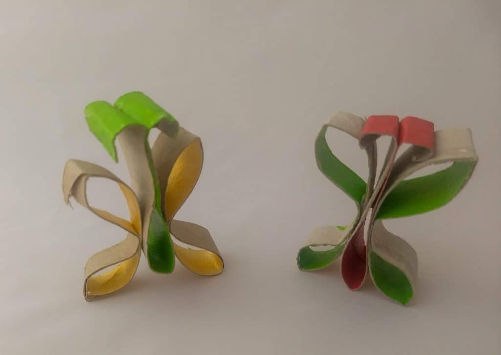Bild von zwei gebastelten Schmetterlingen aus Klopapierrolle