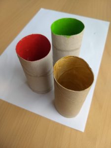 Bild der angemalten Klorollen für den Schmetterling mit Klopapierrollen