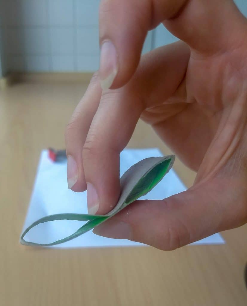 Bild vom festhalten des Schmetterlingsflügels am Klebepunkt